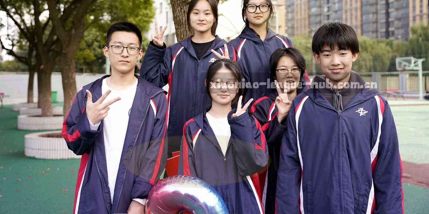 低饱和球场上叠加荧光数据点与折线的抽象画面